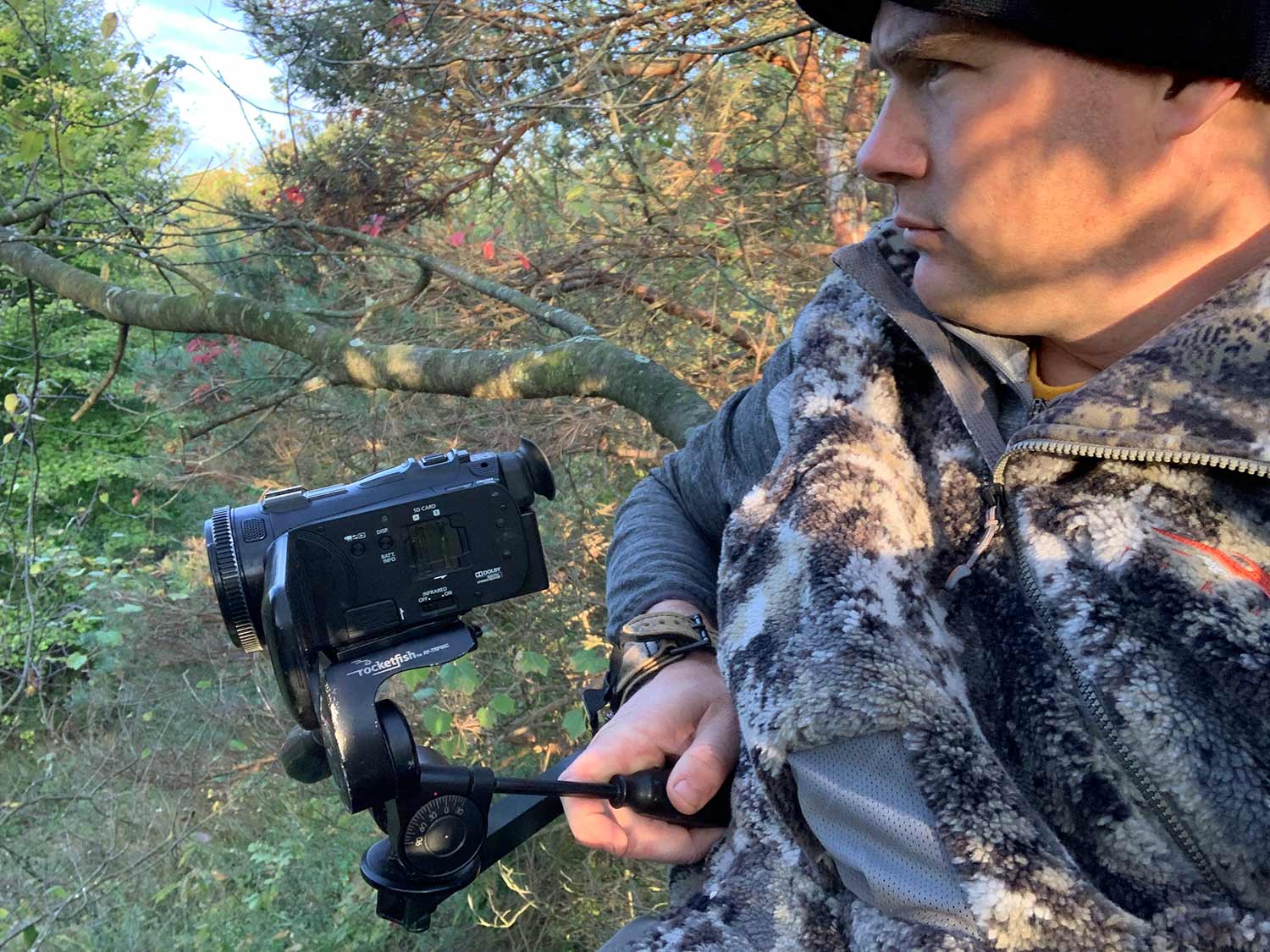 亨特在为狩猎设置摄像机