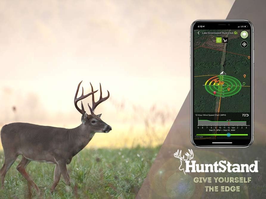 一张白尾雄鹿在田野里行走的图片，上面覆盖着一个品牌锁，上面显示着HuntStand应用程序、标志和标语:“让自己领先”。