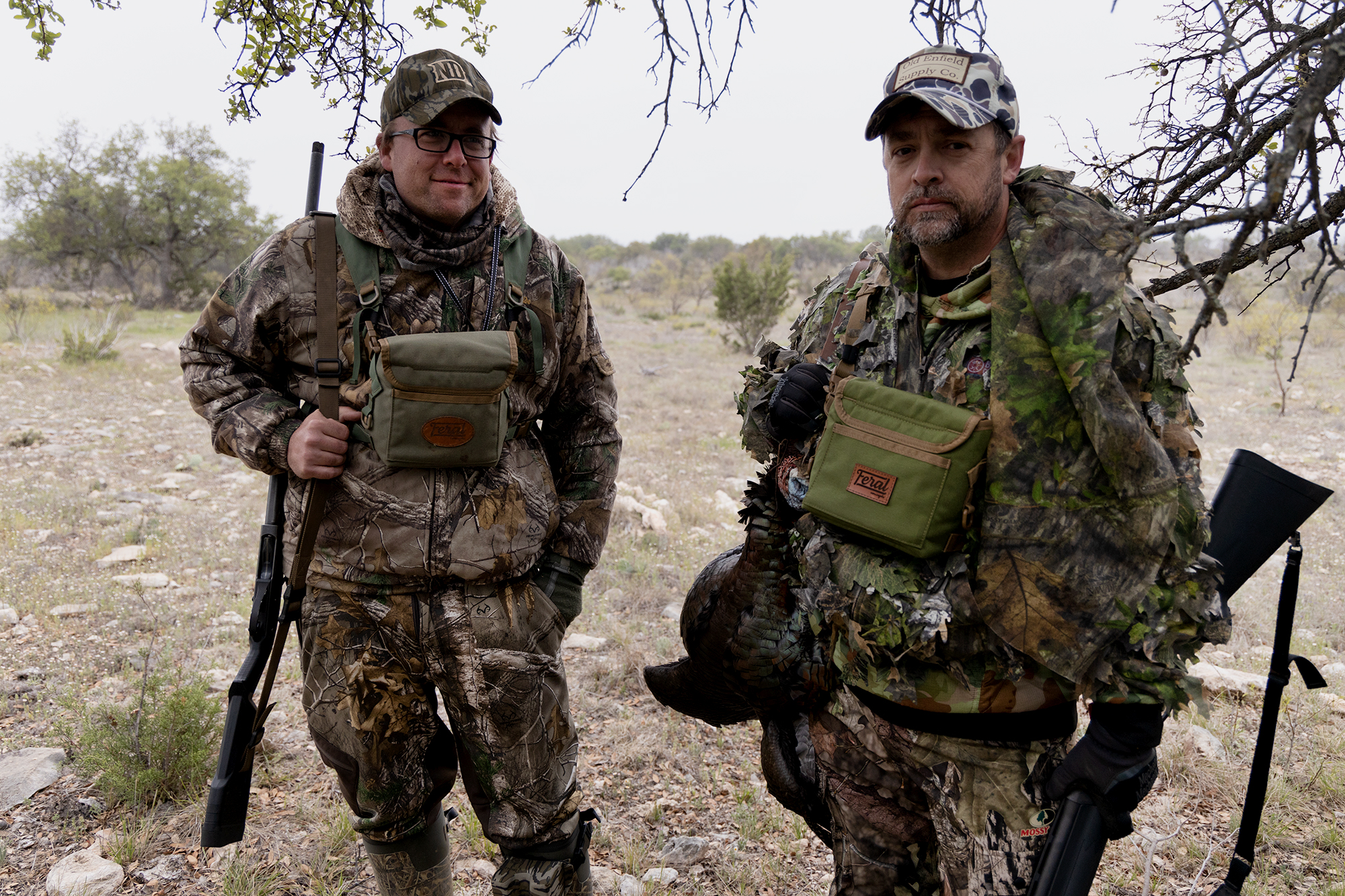 两个美国海军陆战队的火鸡猎人和一只好火鸡在德克萨斯州。