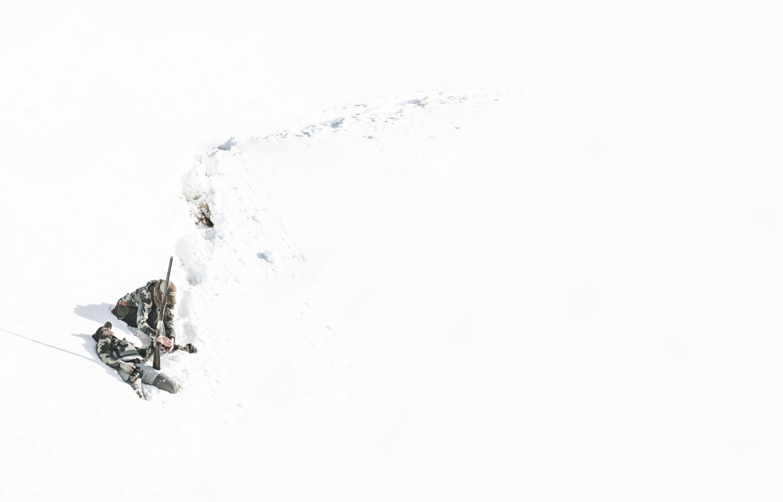 在阿达克的不合时节的雪地里猎杀雷鸟。