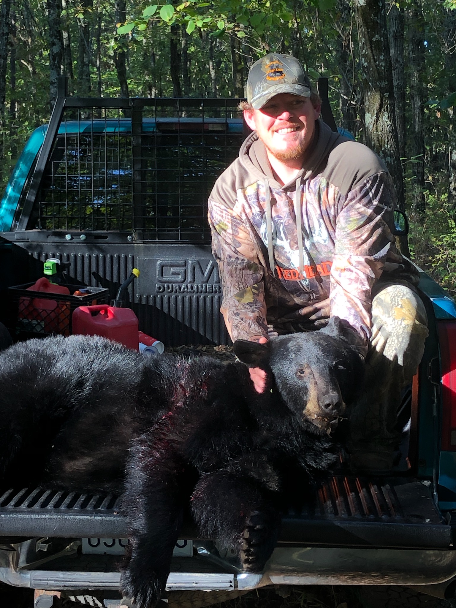 B.J.阿普尔盖特杀死了密苏里州第一只黑熊。