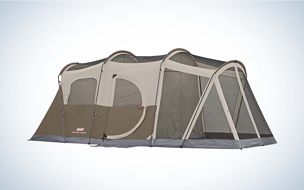 一个大米色帐篷，带有屏风门廊