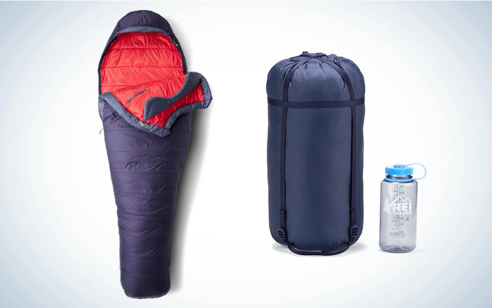 一个紫色和红色的睡袋紧挨着它的填充袋，还有一个水战