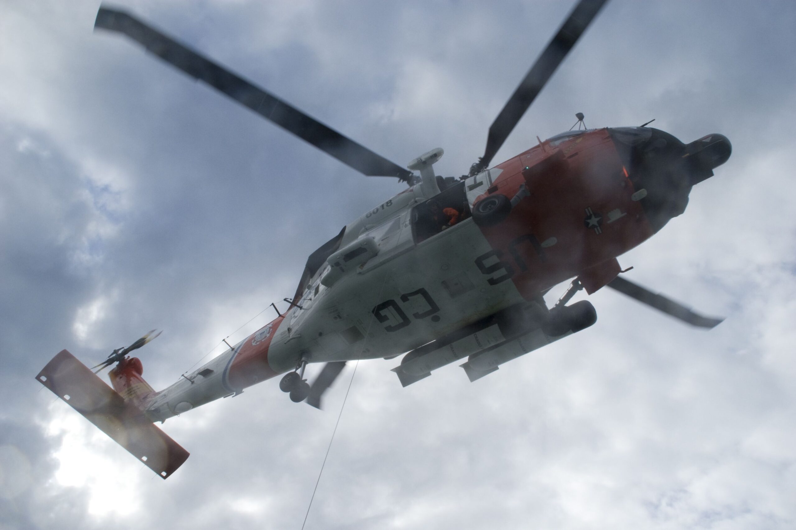 USCG直升机在朱诺附近参加训练演习。