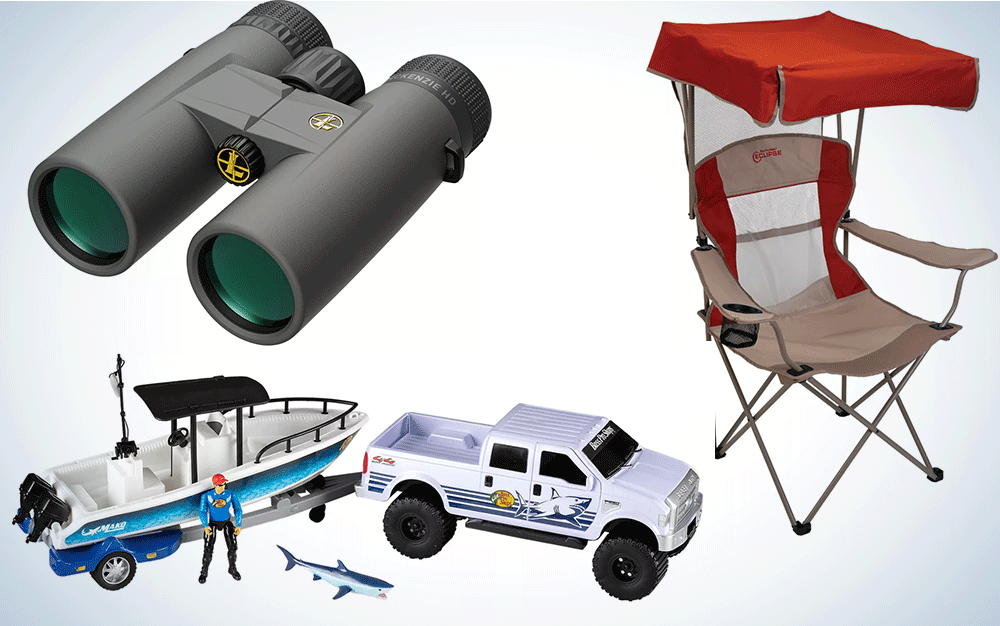 一副双筒望远镜，一把野营椅和一艘玩具船