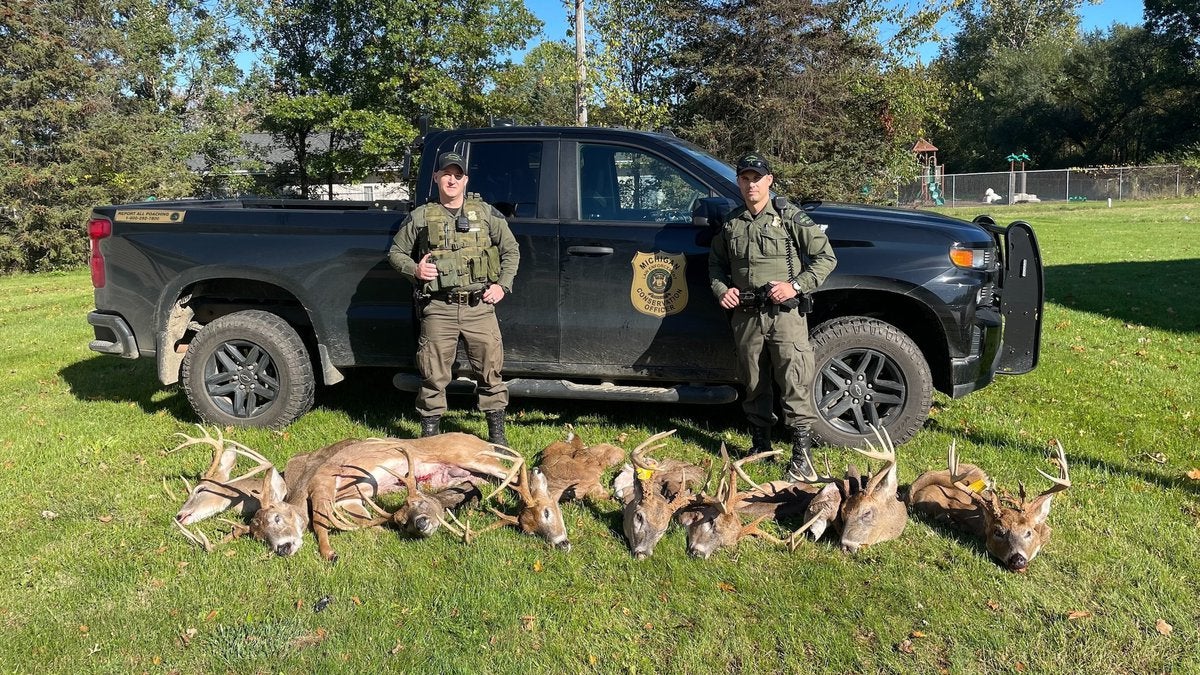 密歇根急救中心在一个乡村谷仓里发现了9只被偷猎的雄鹿。
