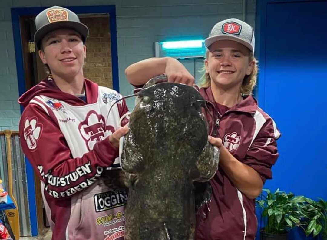 德克萨斯州的青少年捕捉大的德州鲶鱼。