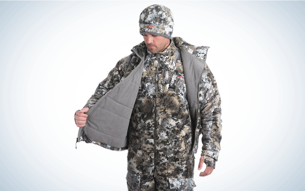一个男人穿着灰色迷彩狩猎套装