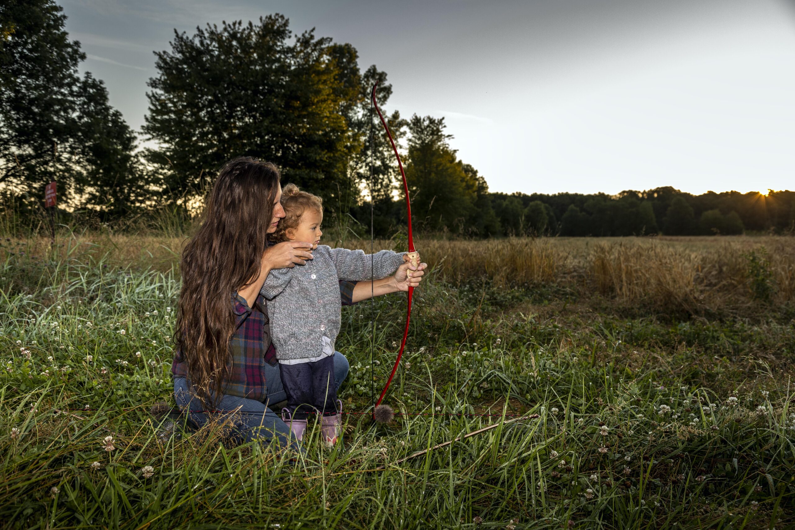 贝卡·加里斯和她的女儿用反曲弓射箭。