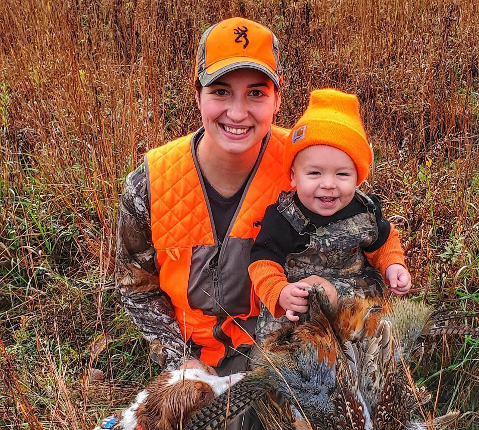 很多妈妈都会带着孩子去打猎。