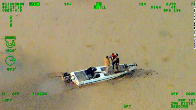 圣安东尼奥警察局救出了两个被搁浅的德克萨斯州渔民。