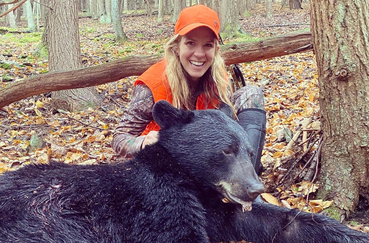 特蕾莎·麦昆和一头300磅重的公地黑熊。