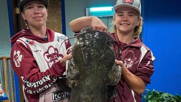 德克萨斯州的青少年捕捉大的德州鲶鱼。