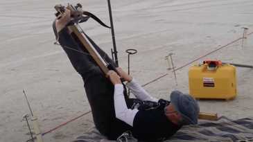 艾伦·凯斯试图用他的脚弓打破飞行射箭记录。